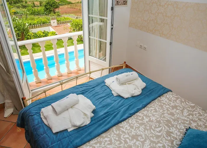 Joana Vasconcelos, Ocean View & Pool - Pata Da Gaivota *